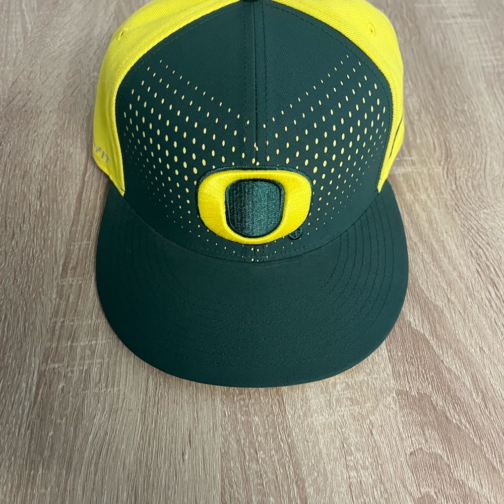 Nike Oregon Ducks Dri Fit Snapback Hat Cap Green Yellow OSFA Adjustable NCAA